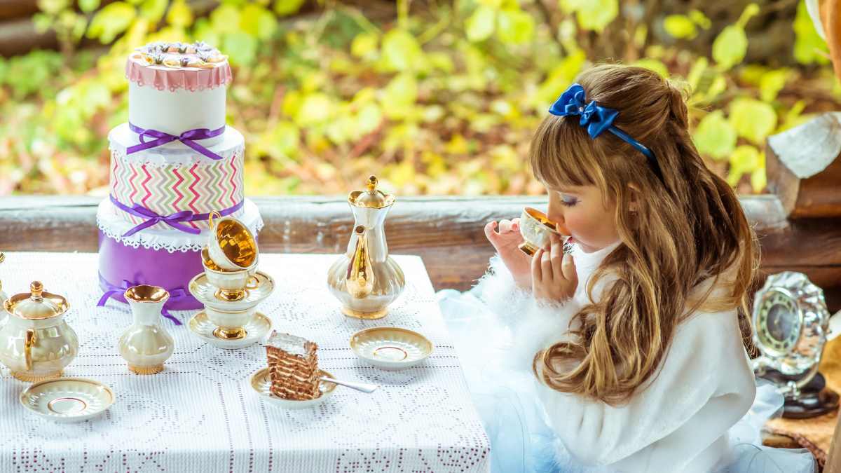 You are currently viewing Alice in Wonderland Party Ideas: Decorations, Games, and More