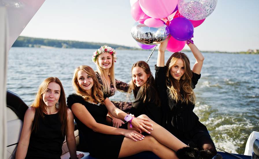 Read more about the article How to Throw a Birthday Party on a Boat in London